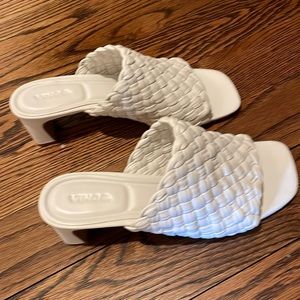 Barely worn Vince leather sandals. 8.5M